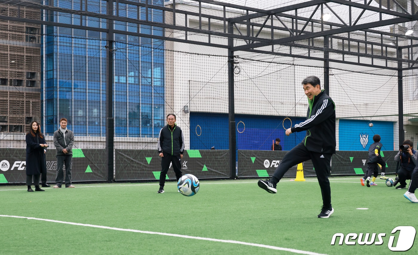 이주호 사회부총리 겸 교육부 장관이 22일 서울 영등포구 더에프필드에서 열린 '교육부-한국프로축구연맹 늘봄학교 및 학교체육 활성화 지원 업무협약식'에서 공을 차고 있다. (교육부 제공) 