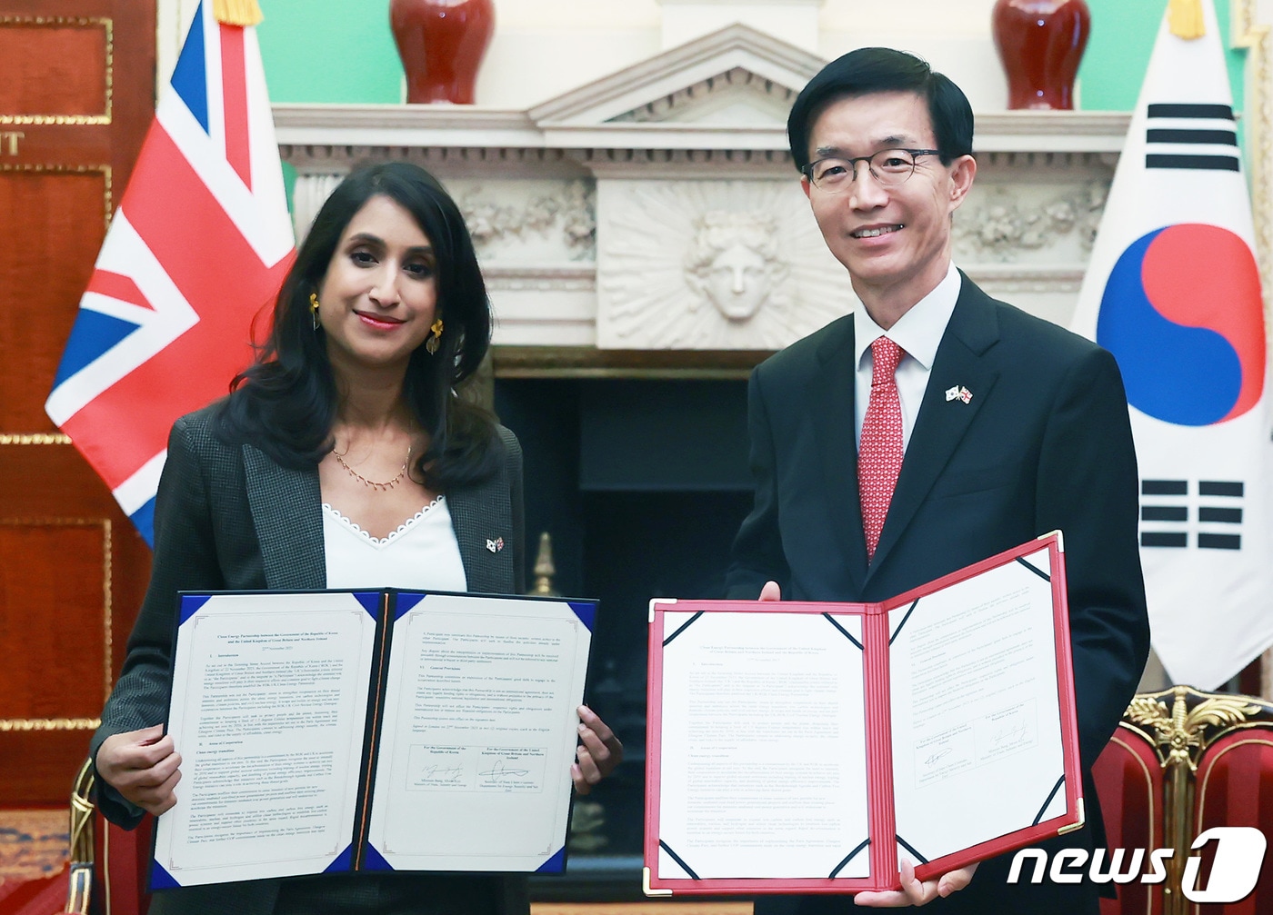 방문규 산업통상자원부 장관이 22일(현지시간) 영국 런던 맨션하우스에서 클레어 쿠티노 에너지안보탄소중립부 장관과 청정에너지 파트너십, 해상풍력·원전협력 업무협약을 체결하고 있다. (산업통상자원부 제공) 2023.11.23/뉴스1