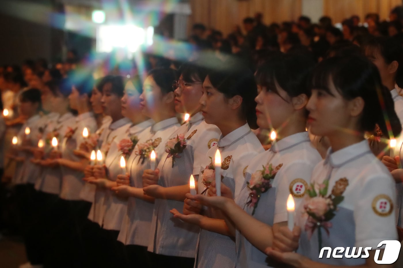 23일 오전 대구 북구 태전동 대구보건대 인당아트홀에서 열린 제25회 나이팅게일 선서식에서 임상 실습을 앞둔 간호학과 학생들이 LED 촛불을 밝혀 나이팅게일의 숭고한 희생정신을 본받을 것을 다짐하고 있다. 2023.11.23/뉴스1 ⓒ News1 공정식 기자