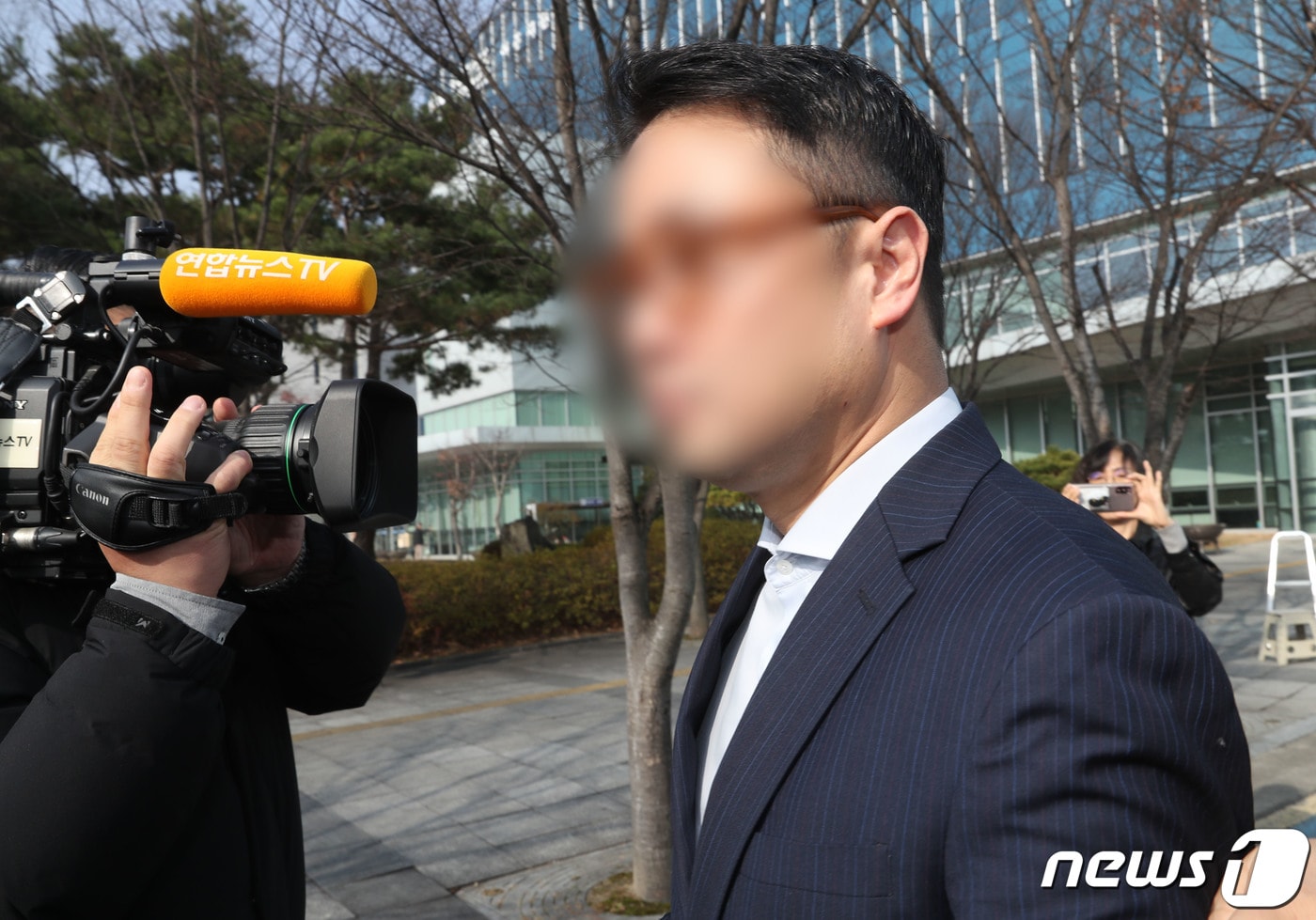 '양평 공흥지구 개발사업 특혜 의혹' 관련 사문서위조 등 혐의로 불구속 기소된 윤석열 대통령의 처남 김모씨가 지난해11월 23일 오전 경기 여주시 수원지방법원 여주지원에서 열린 첫 공판을 마치고 나오고 있다. 2023.11.23/뉴스1 ⓒ News1 김영운 기자