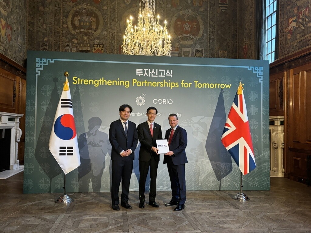 22일 영국 런던에서 열린 투자신고식에서 방문규 산업통산자원부 장관(가운데), 조너선 콜 코리오제너레이션 CEO(오른쪽), 최우진 코리오제너레이션 한국 총괄 대표가 기념촬영하고 있다.(코리오제너레이션 제공)