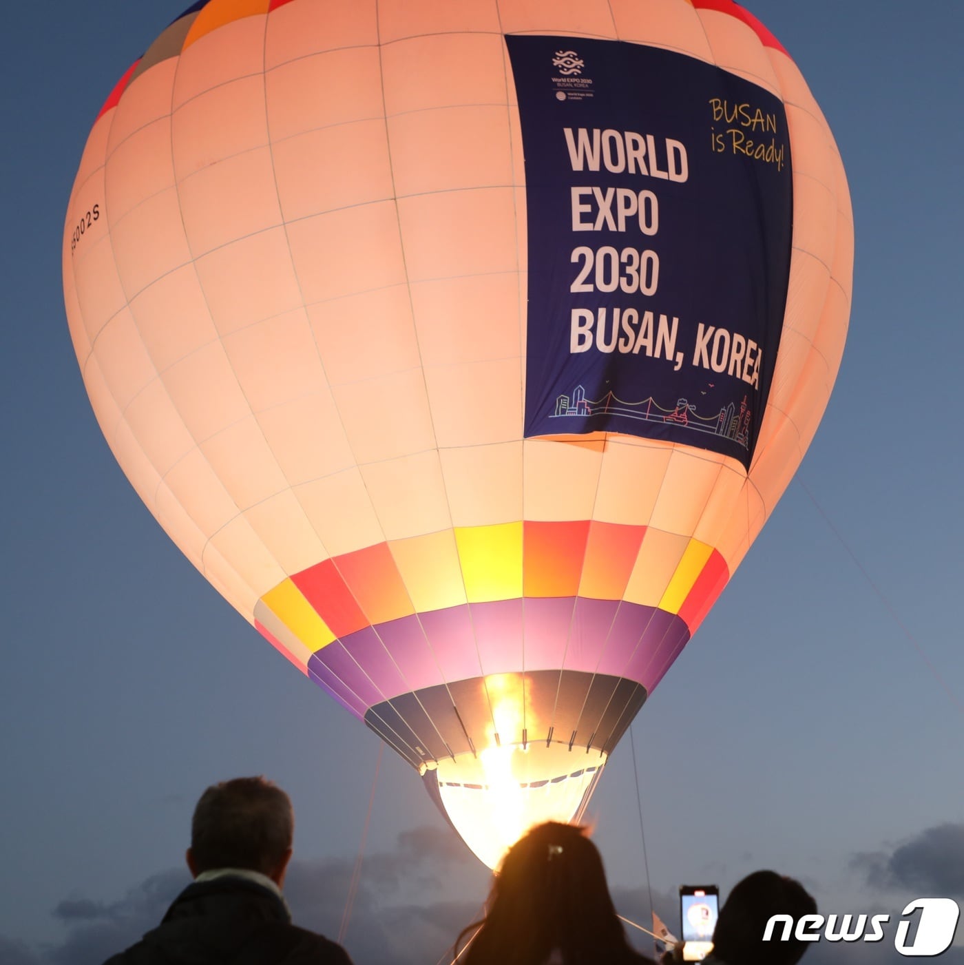  25일 오후 5시30분께 부산 해운대구 해운대해수욕장에서 엑스포 유치 기원 열기구가 떠오르고 있다./2023.11.25 ⓒ News1 노경민 기자