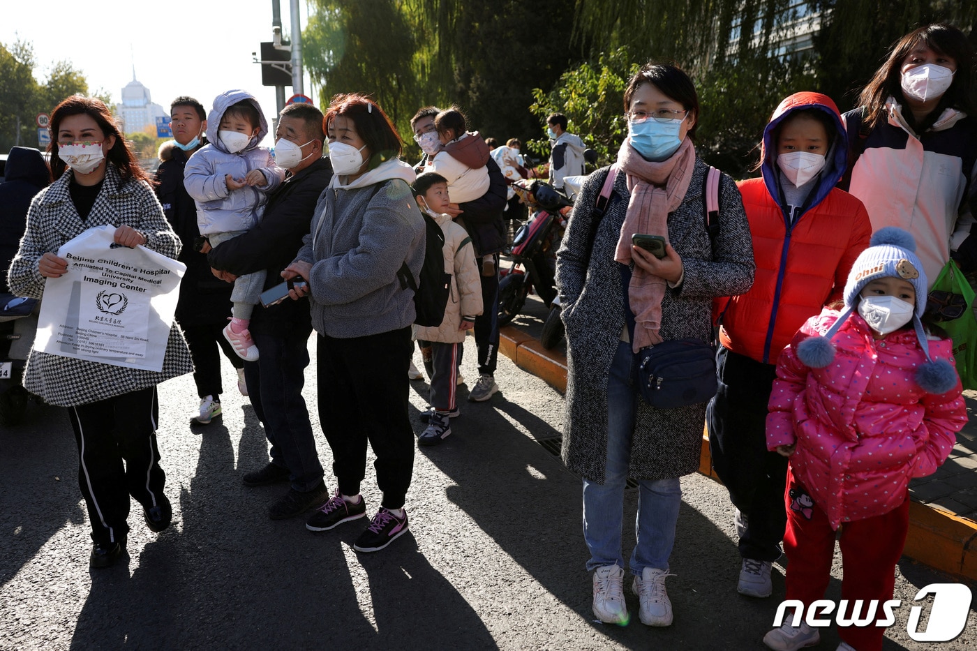 24일&#40;현지시간&#41; 베이징의 한 소아과 병원 앞에서 시민들이 장사진을 치고 있다. ⓒ 로이터=뉴스1 ⓒ News1 박형기 기자