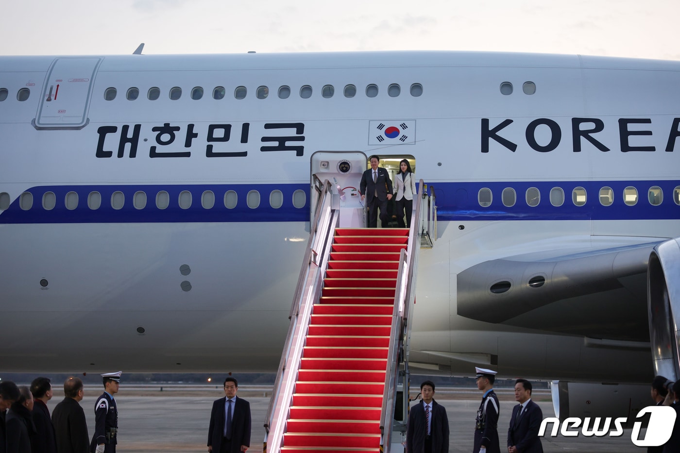 영국·프랑스 순방을 마친 윤석열 대통령과 김건희 여사가 26일 오전 경기 성남시 서울공항에 도착해 공군 1호기에서 내리고 있다. &#40;대통령실 제공&#41; 2023.11.26/뉴스1 ⓒ News1 안은나 기자