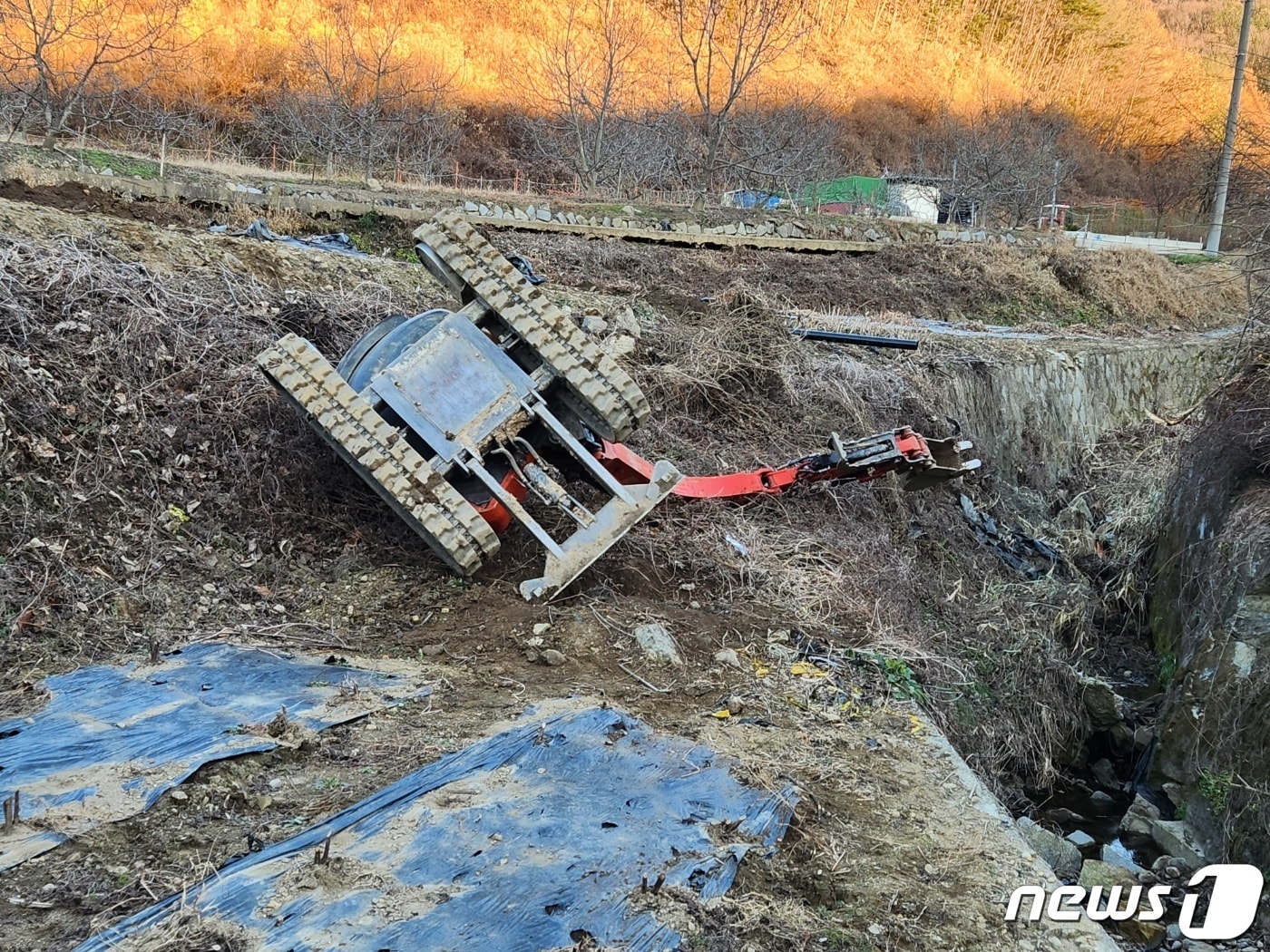 지난 25일 오후 4시8분쯤 충북 영동군 상촌면 임산리의 한 야산에서 배수작업을 하던 굴착기가 2m 아래 비탈길로 추락해 50대 운전자가 숨졌다.&#40;영동소방서 제공&#41;.2023.11.26./뉴스1