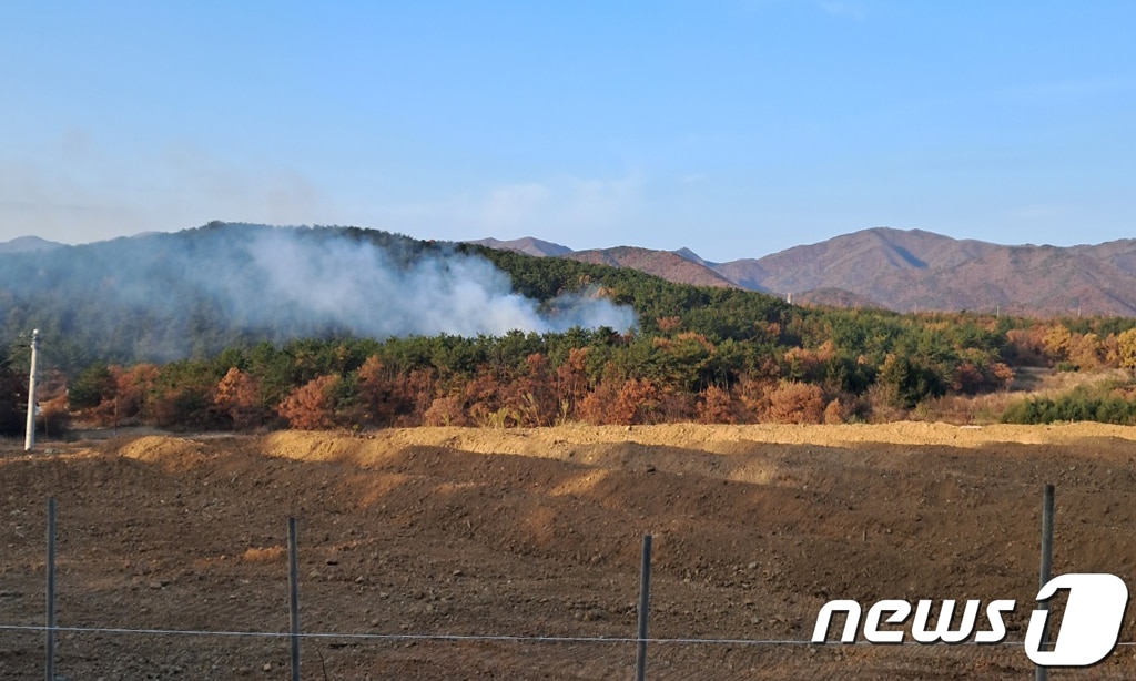 26일 오전 8시 7분께 울산시 울주군의 한 야산에서 불이 나 연기가 피어오르고 있다. &#40;산림청 제공&#41;