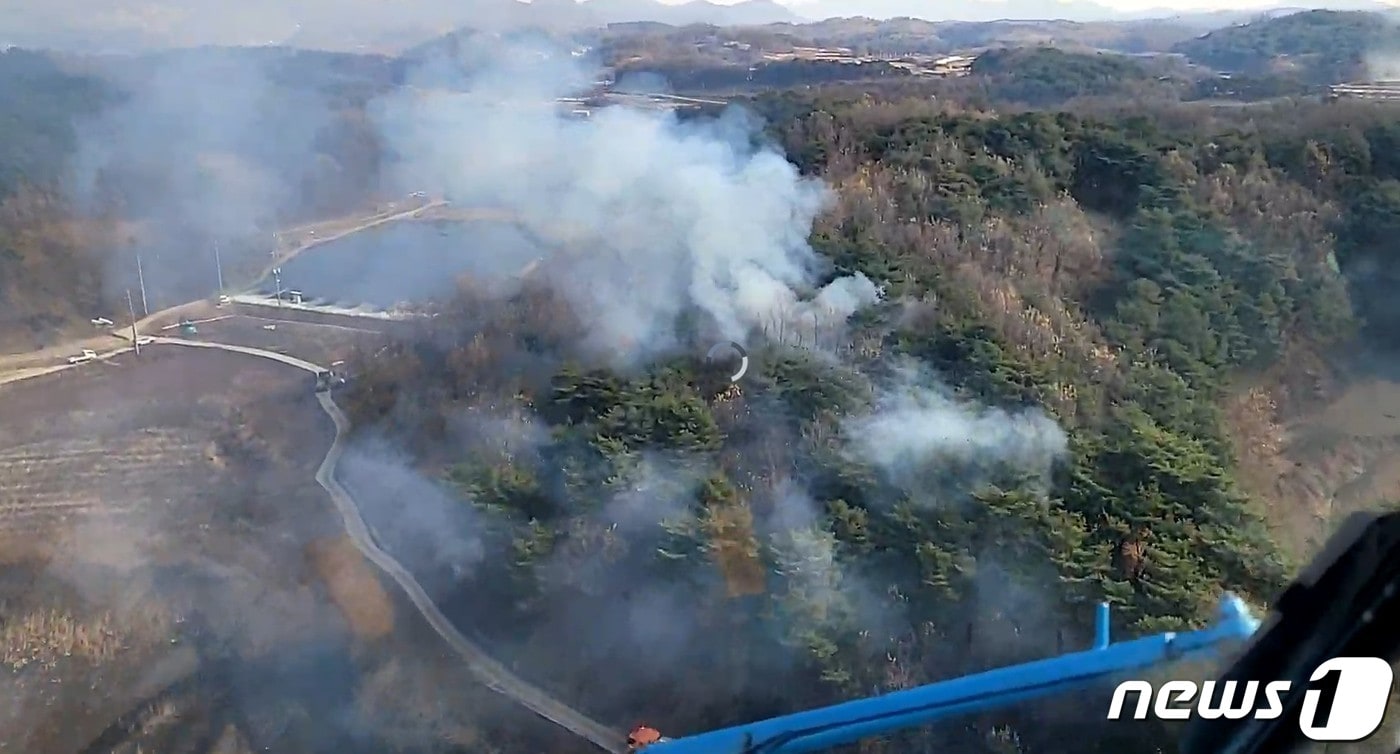 26일 오전 10시36분쯤 경북 문경시 산양면 한 야산에서 불이 나 산림당국이 진화 중이다.&#40;산림청 제공&#41;