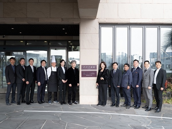 제주 토스카나 호텔이 제주관광협회의 호텔업 등급결정사업에서 최고 등급인 5성을 획득, 임직원이 참석한 가운데 현판식을 진행했다. 사진제공 = 제주 토스카나 호텔