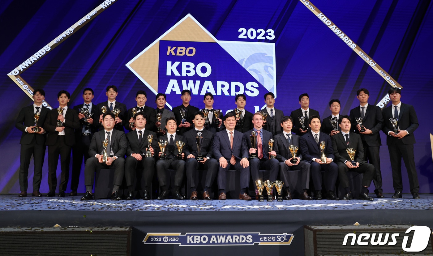 2023 신한은행 SOL KBO 시상식에서 수상자들이 기념촬영을 하고 있다. 2023.11.27/뉴스1 ⓒ News1 김성진 기자