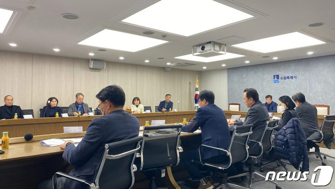 스마트도시사업협의회 참석자들이 회의를 하고 있다.(수원시 제공)