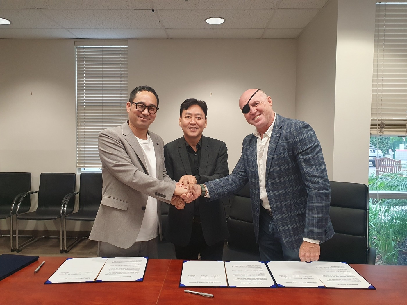 아낙시온 스튜디오 문봉섭 대표, 블러썸 엔터테인먼트 주방옥 대표, GXW프로덕션 가렛 워렌(Garrett Warren) 대표 (왼쪽부터)/ 사진제공= 아낙시온 스튜디오