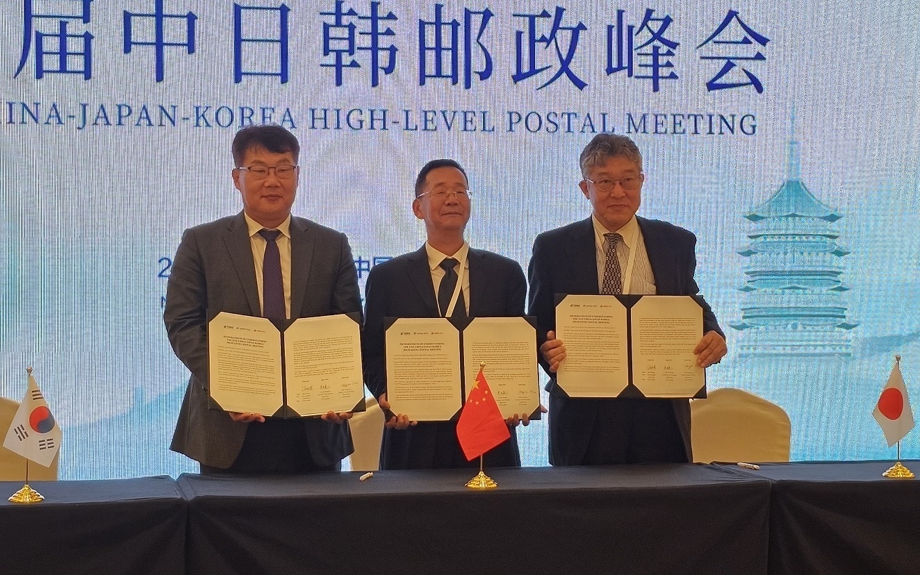 28일 중국 항저우에서 열린 '제21차 한·중·일 우편고위급 회의'에 참석한 김홍재 우편사업단장(왼쪽)과 원 샤오치 중국우정공사 부총재(가운데), 미나미 요시토 일본우편사업주식회사 부사장이 기념촬영을 하고 있다. (우정사업본부 제공)