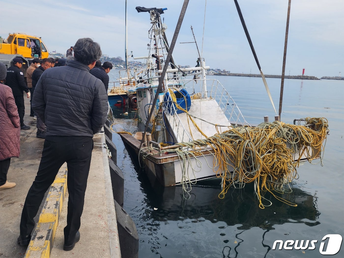 29일 경북 포항해양경찰서가 남구 구룡포 항구에서 지난 22일 대게 조업 중 침몰한 A호를 예인한 후 크레인으로 인양하고 있다. 2023.11.29/뉴스1 ⓒ News1 최창호 기자