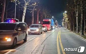 한국원자력연구원에 보관 중인 중·저준위 방사성폐기물 286드럼이 29일 새벽 운반 차량을 이용해 경주 최종처분장으로 반출되고 있다.&#40;대전시 제공&#41;/뉴스1ⓒ News1 