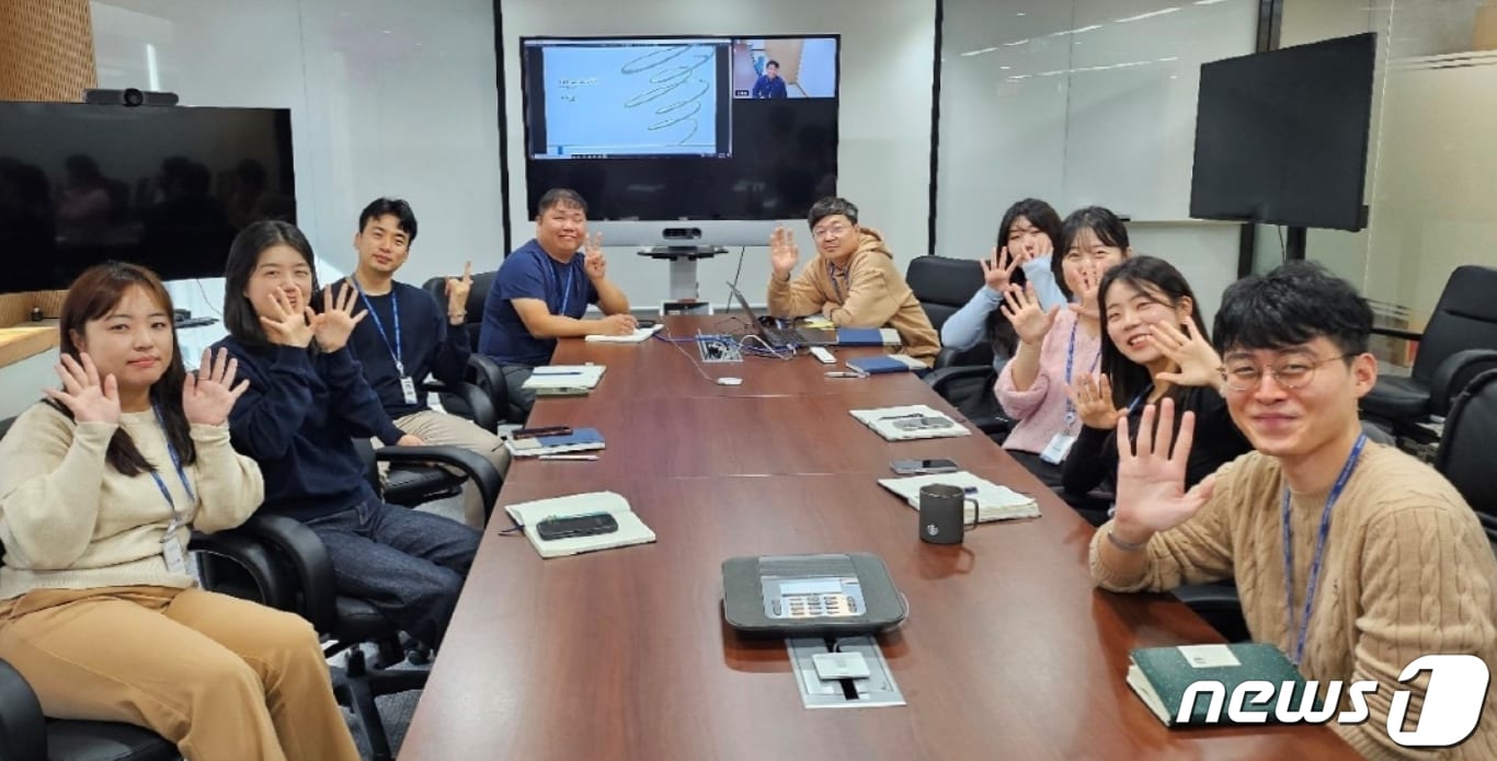 DGB캐피탈 피플&컬처부 직원들이 건강한 기업문화 조성을 위한 회의를 가진 뒤 손을 흔들어 보이고 있다.(대구은행 제공)