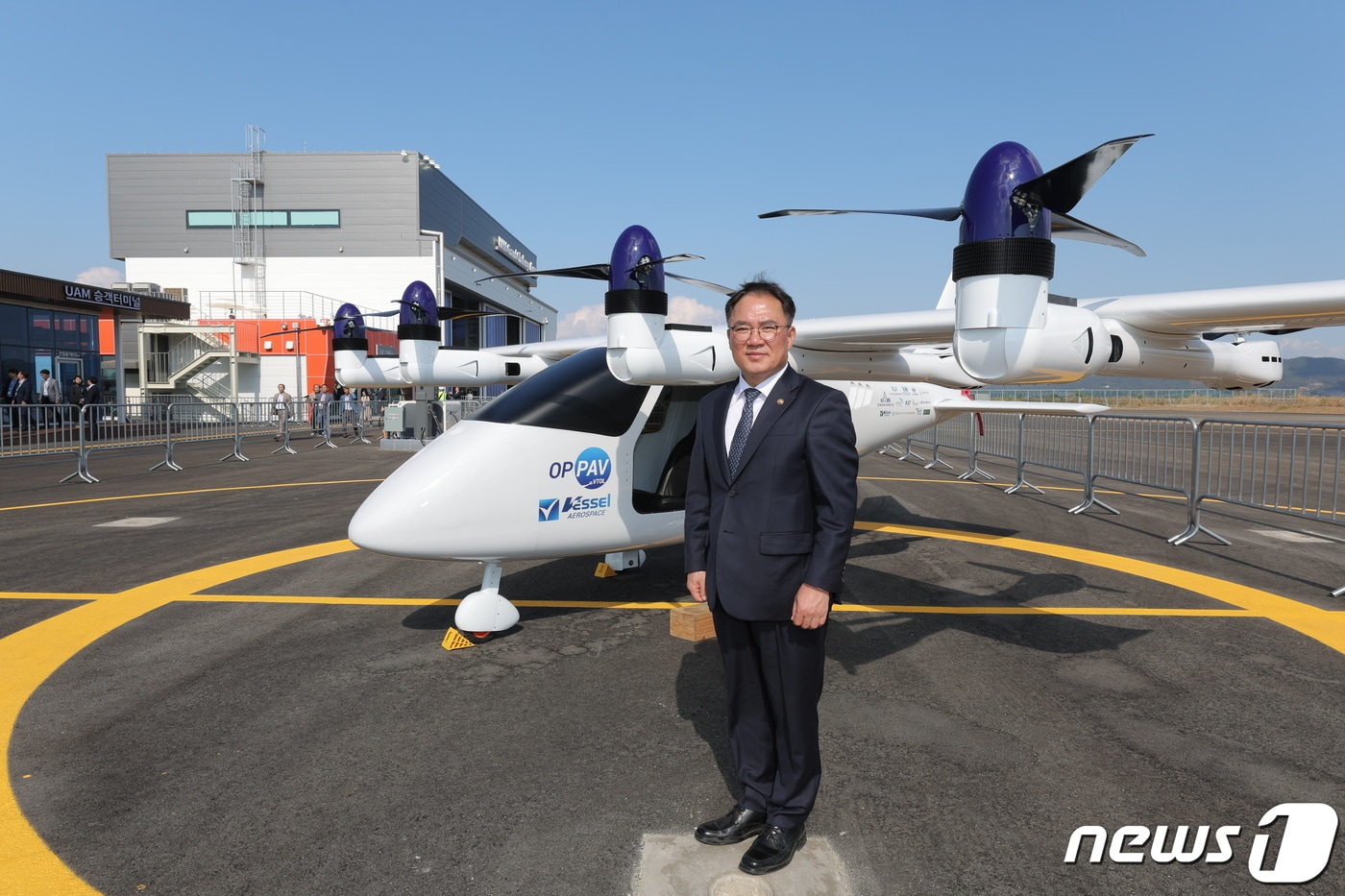 백원국 국토교통부 제2차관이 전남 고흥군에서 열린 &#39;한국형 도심항공교통&#40;K-UAM&#41;&#39; 그랜드챌린지 공개 비행 시연 행사에서 국내 기술로 개발된 자율비행 개인항공기&#40;오파브·OPPAV&#41; 앞에서 기념촬영을 하고 있다. &#40;국토교통부 제공&#41; 2023.11.3/뉴스1