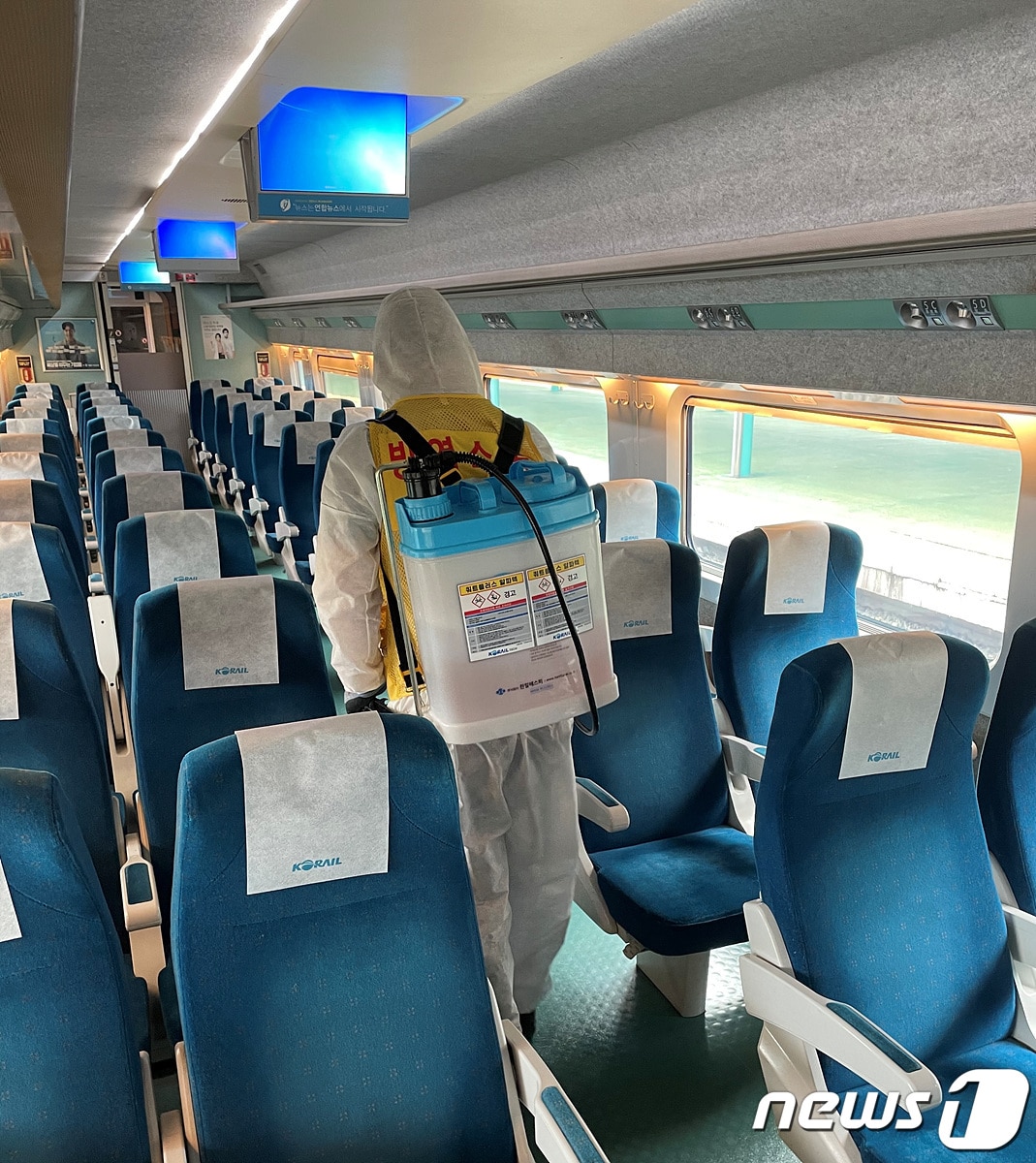 KTX 열차 내부 방역 모습. (코레일 제공)/뉴스1