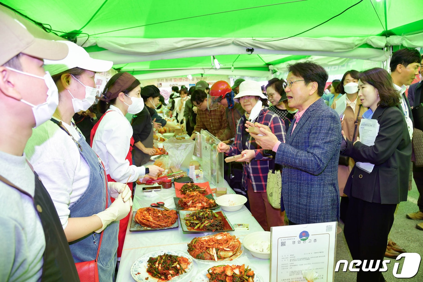 강기정 광주시장이 3일 오전 서구 상무시민공원에서 열린 &#39;제30회 광주김치축제 개막식&#39;에 참석해 &#39;우리동네 김반장을 찾아라&#39; 부스를 돌며 김치 맛을 보고 있다.&#40;광주시 제공&#41;2023.11.3/뉴스1 