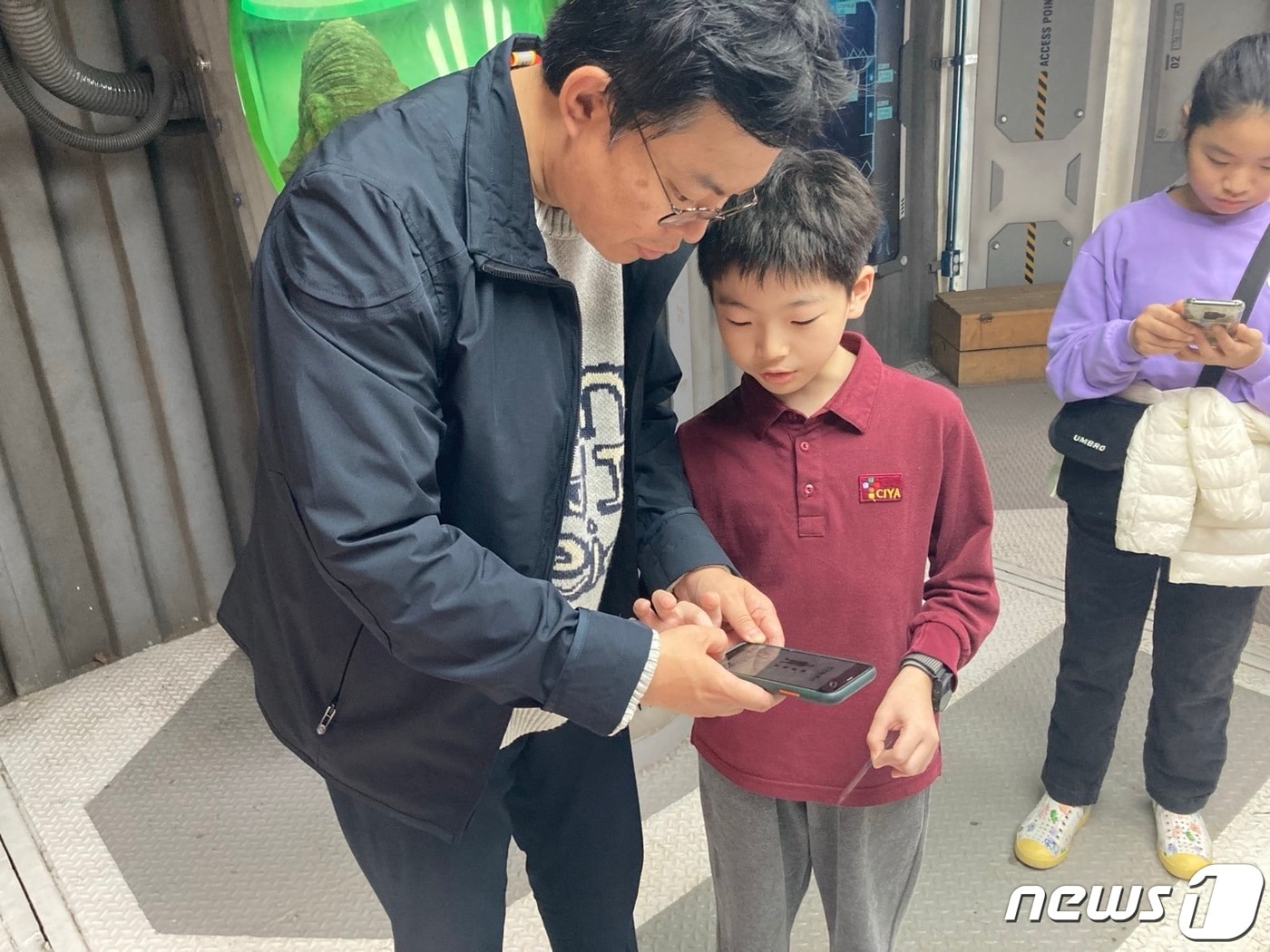 이달3일 경기 용인시 에버랜드 '랩터존' 게임장에서 오모씨(41·남)이 자녀들과 함께 '2023 게임문화축제'의 퀴즈 게임을 진행하고 있는 모습이다.ⓒ News1 윤주영 기자