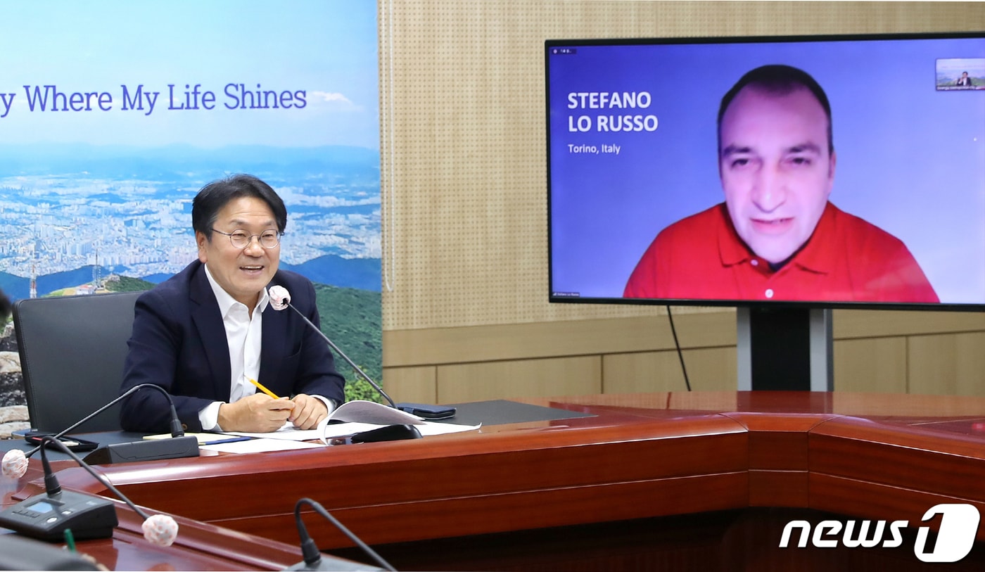 강기정 광주시장이 지난해 11월 30일 오후 시청 2층 영상회의실에서 스테파노 로 루쏘&#40;Stefano Lo Russo&#41; 이탈리아 토리노 시장과 화상회의를 하고 있다. &#40;광주시 제공&#41;2023.11.30/뉴스1 