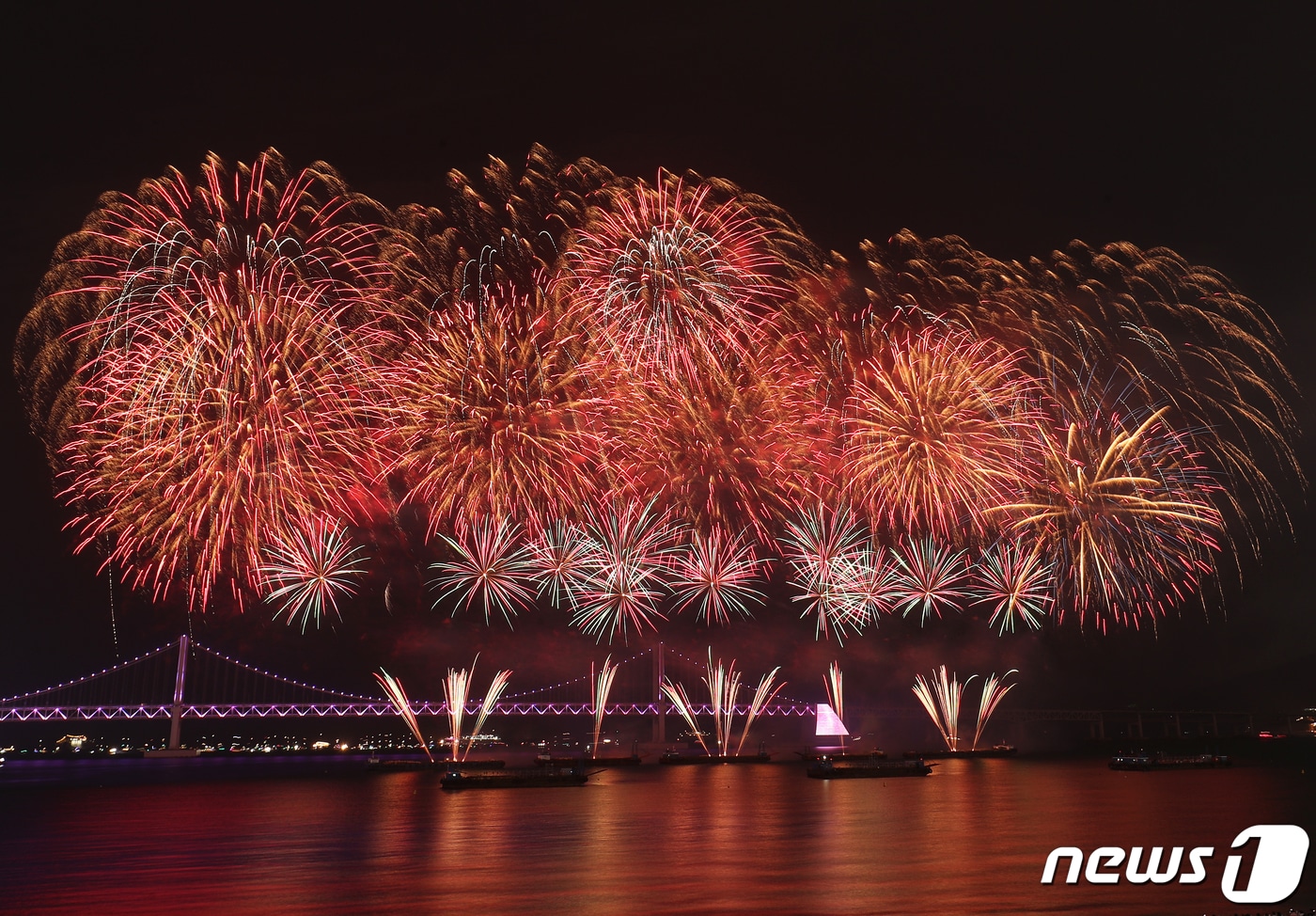 부산 수영구 광안리해수욕장 일대에서 지난해 열린 '제18회 부산불꽃축제'에서 화려한 불꽃이 부산 밤바다를 수놓고 있다. 2023.11.4/뉴스1 ⓒ News1 윤일지 기자