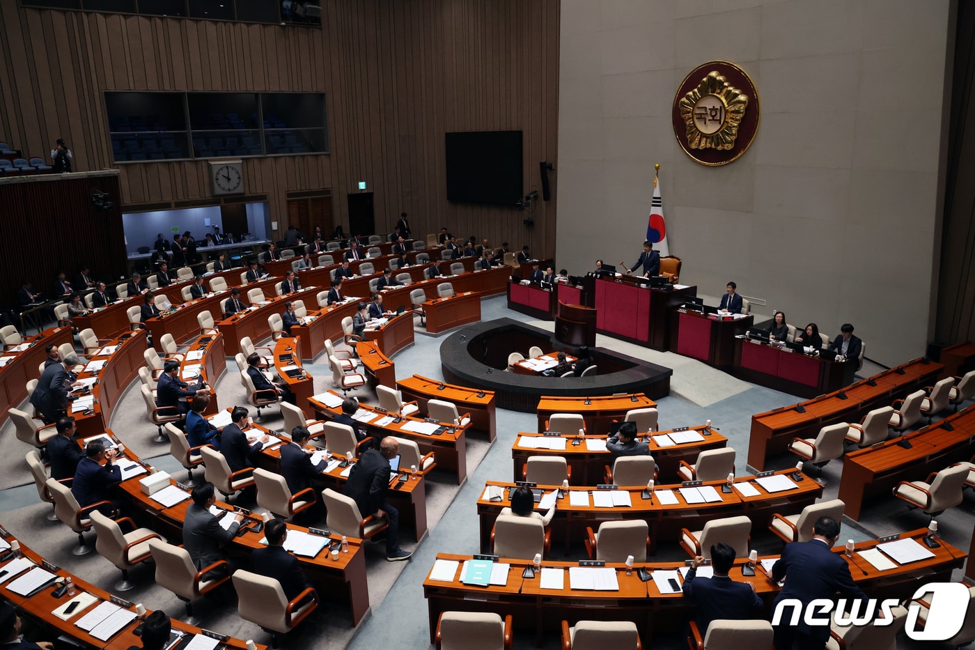 서삼석 국회 예결위원장이 6일 오전 서울 여의도 국회에서 열린 예산결산특별위원회 전체회의에서 의사봉을 두드리고 있다./뉴스1 ⓒ News1 황기선 기자