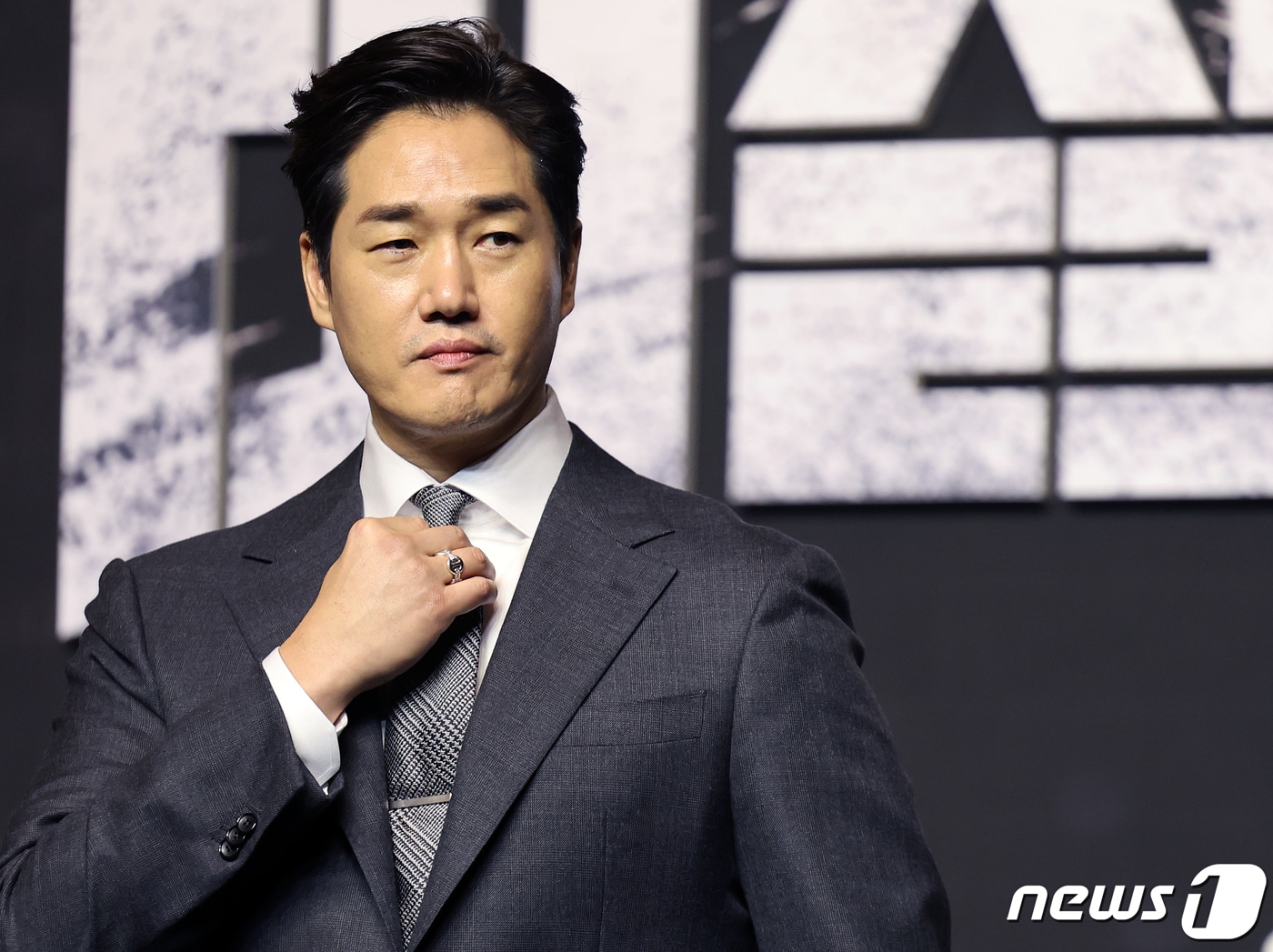 배우 유지태가 6일 오전 서울 강남구 테헤란로 그랜드 인터컨티넨탈 서울 파르나스에서 열린 디즈니+의 오리지널 시리즈 '비질란테' 제작발표회에 참석해 포즈를 취하고 있다. '비질란테'는 낮에는 법을 수호하는 모범 경찰대생이지만, 밤이면 법망을 피한 범죄자들을 직접 심판하는 비질란테로 살아가는 김지용(남주혁 분)과 그를 둘러싸고 각기 다른 목적을 가진 사람들이 치열하게 맞서는 액션 스릴러로 오는 8일 공개된다. 2023.11.6/뉴스1 ⓒ News1 김진환 기자