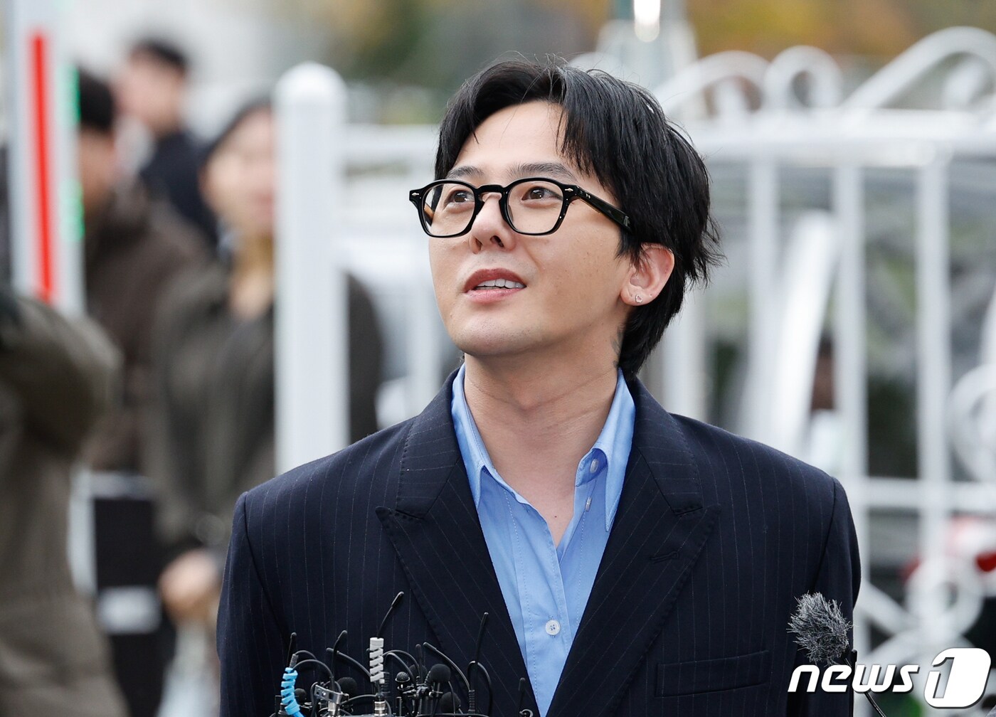 가수 지드래곤(본명 권지용·35)이 6일 '강남 유흥업소발 마약사건' 연루 의혹과 관련, 소환 조사를 받기 위해 인천 논현경찰서에 출석하며 취재진 질의에 답하고 있다. 2023.11.6/뉴스1 ⓒ News1 안은나 기자