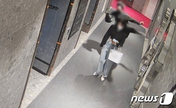 지난해 5월22일 새벽 부산 부산진구 서면 오피스텔 1층 복도에서 발생한 '부산 돌려차기' 사건과 관련해 가해 남성 A씨가 피해자를 발로 차고 있다.(남언호 법률사무소 빈센트 변호사 제공) ⓒ News1 노경민 기자