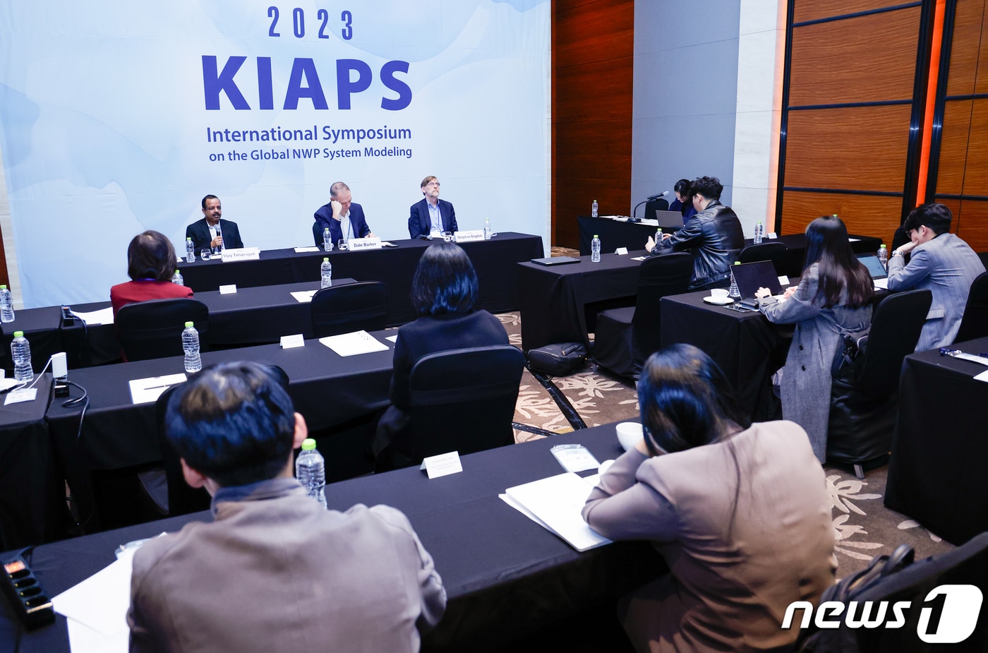 차세대수치예보모델개발사업단(KIAPS) 국제심포지엄 기자간담회에서 참석자들이 주제 발표를 하고 있다. 2023.11.7 ⓒ 뉴스1 안은나 기자