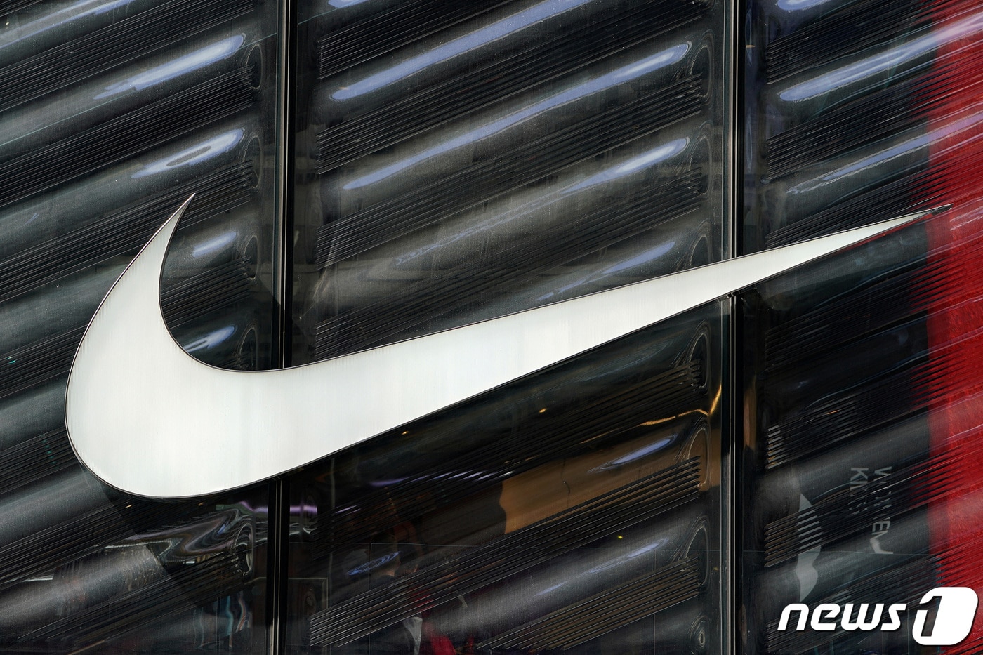 미국의 스포츠 용품 브랜드 나이키의 스우시 로고가 뉴욕 5번가 매장 밖에 걸려 있는 모습. ⓒ 로이터=뉴스1