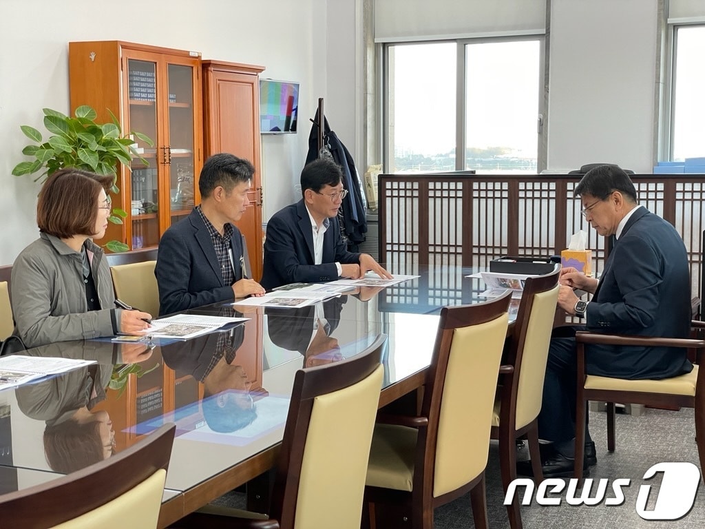 최훈식 전북 장수군수가 7일 국회를 방문해 주요사업 국가예산 반영을 위해 총력전을 펼쳤다.&#40;장수군 제공&#41;2023.11.7/뉴스1