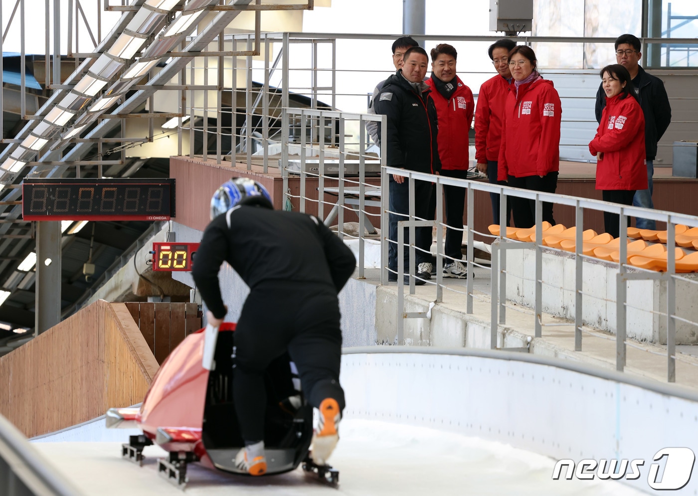 장미란 문화체육관광부 제2차관이 7일 2024 강원 동계청소년올림픽대회 현장 점검을 위해 강원도 평창군 알펜시아 슬라이딩센터를 방문, 시설을 살펴보고 있다. (문화체육관광부 제공) 2023.11.7/뉴스1