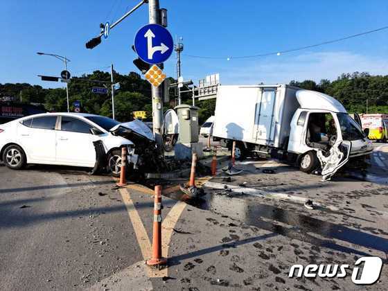 지난 6월 5일 강원 원주시 흥업면 사제리 광터교차로 주변에서 벌어진 교통사고 현장. &#40;뉴스1 DB&#41;