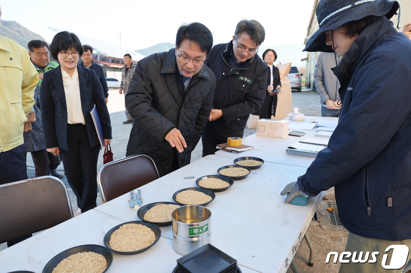  심덕섭 전북 고창군수가 8일 공공비축미곡 건조벼 수매현장&#40;고창읍 월산창고&#41;을 방문해 농업인들의 의견을 청취하고 격려했다. 고창군은 올해  총 8155톤의 공공비축미를 매입한다. 