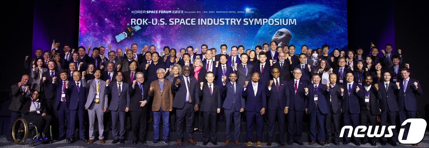 8일 오전 서울 강서구 메이필드호텔에서 열린 '한-미 우주산업 심포지엄'에서 이종호 과학기술정보통신부 장관 등 참석자들이 기념촬영 하고 있다. (과학기술정보통신부 제공) 2023.11.8/뉴스1
