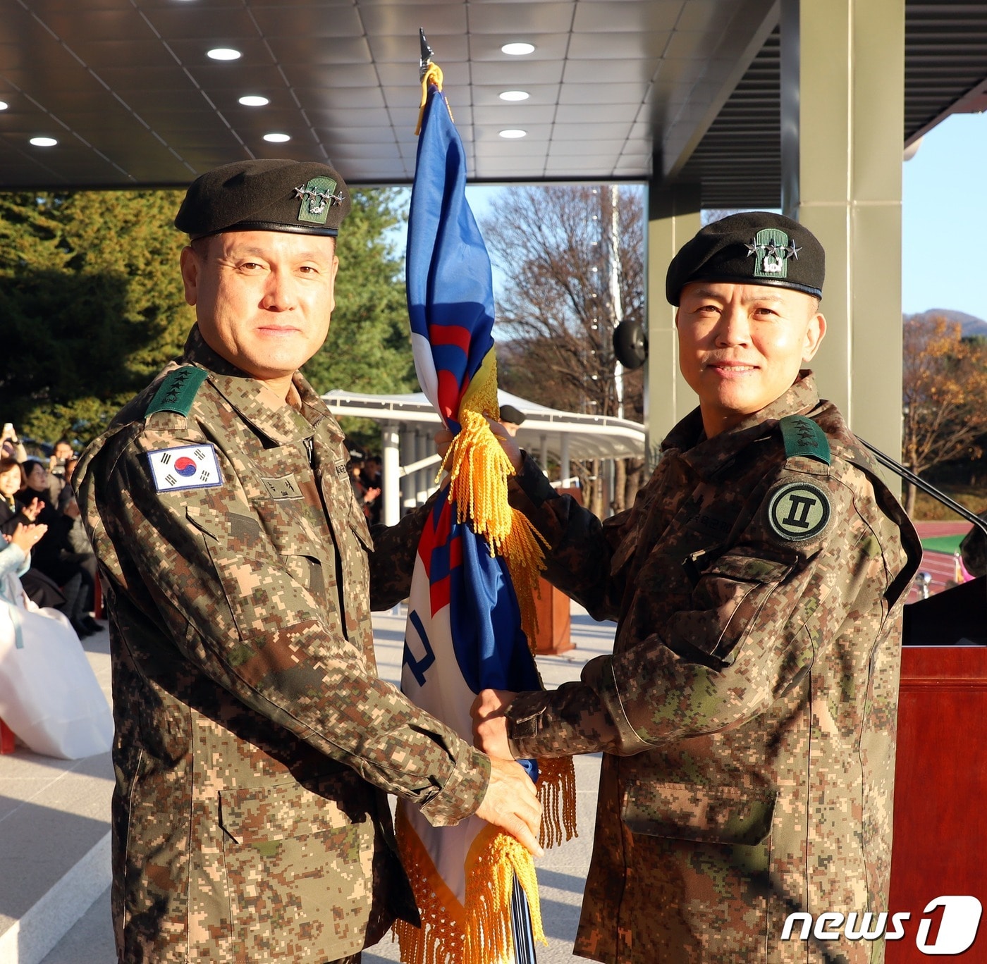 8일 오후 2군단 대연병장에서 실시된 제49·50대 2군단장 이·취임식 행사에서 새로 취임한 박후성 군단장&#40;오른쪽&#41;이 손식 지상작전사령관&#40;왼쪽&#41;으로부터 부대기를 이양받고 있다.&#40;2군단 제공&#41;