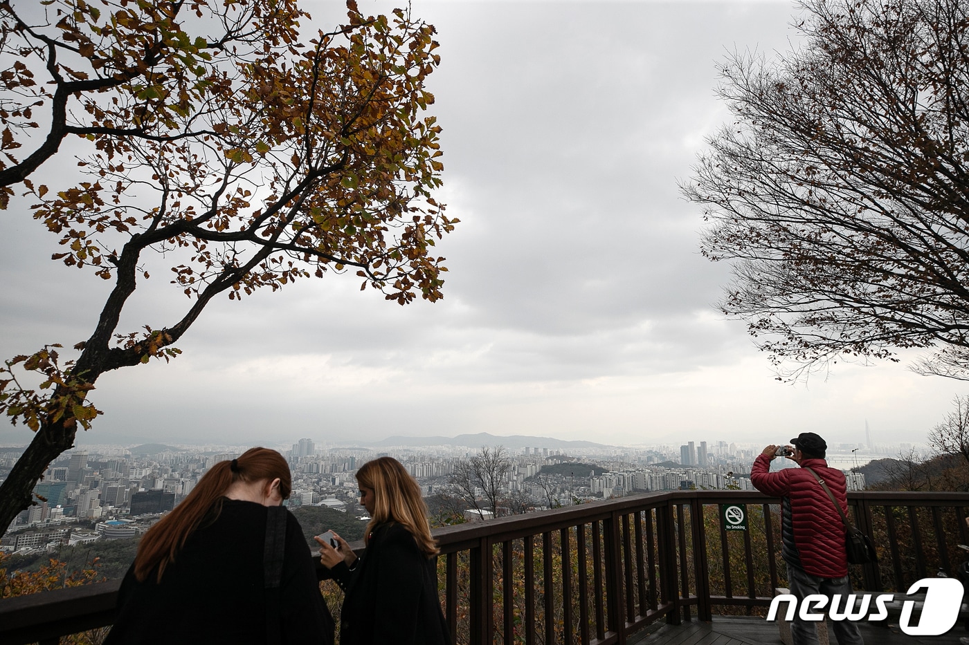 전국이 점차 흐려져 서울경기 등에 약한 비가 예보된 9일 서울 중구 남산에서 바라본 하늘이 흐리다. 2023.11.9/뉴스1 ⓒ News1 이승배 기자