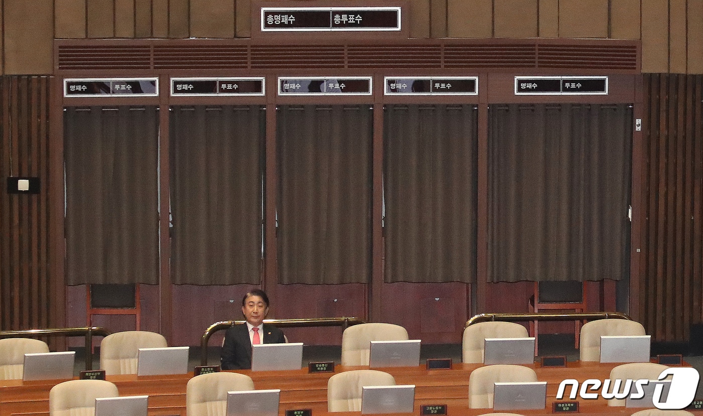 이동관 방송통신위원장이 9일 오후 서울 여의도 국회에서 열린 제410회 국회&#40;정기회&#41; 제11차 본회의에서 표결 결과를 바라보고 있다. 이날 방송문화진흥회법 일부개정법률안은 재적 298인, 재석 175인, 찬성 175인, 반대 0인, 기권 0인으로 가결됐다. 2023.11.9/뉴스1 ⓒ News1 임세영 기자