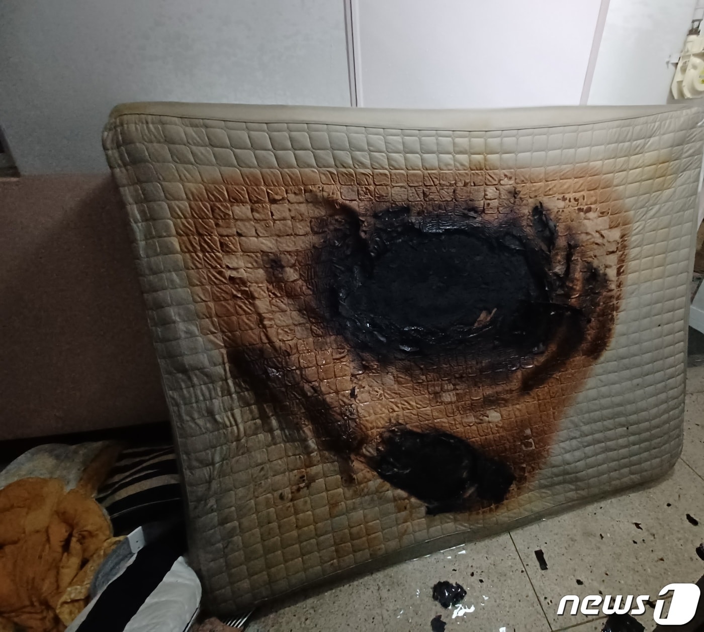 1일 부천소방서에 따르면 전날 오후 9시54분쯤 부천 상동 한 아파트에서 불이 났다는 신고가 119로 접수됐다. 사진은 불에 탄 매트리스.(부천소방서 제공).2023.12.01 ⓒ News1 박소영 기자