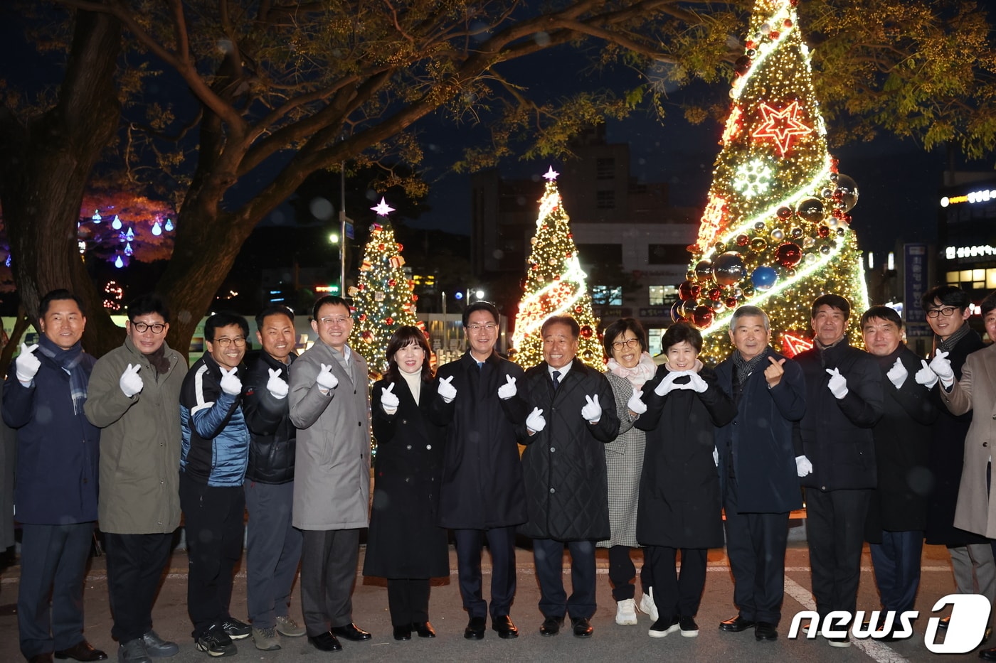  전북 고창군이 30일 저녁 고창군청 광장에서 ‘2024 희망트리 점등식’을 열고 있다.&#40;고창군 제공&#41;2023.11.30/뉴스1