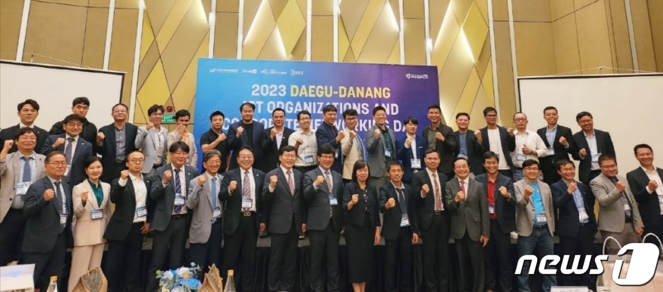 베트남 다낭시에서 열린 대구디지털혁신진흥원과 대경ICT산업협회, 다낭 비즈니스 인큐베이터(DNES), 다낭기업회와의 4자간 업무협약식에 참가한 대구지역 ICT기업 관계자들이 파이팅을 외치고 있다.(대구디지털혁신진흥원 제공)