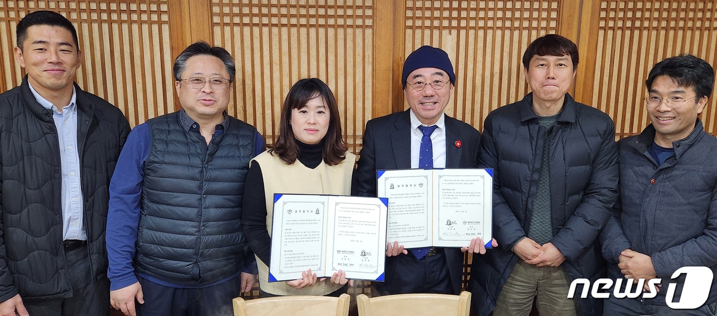 제주도기자협회는 ㈔제주해녀문화예술연구협회&#40;이사장 양종훈&#41;와 업무 협약을 체결했다고 밝혔다.&#40;제주도기자협회 제공&#41;