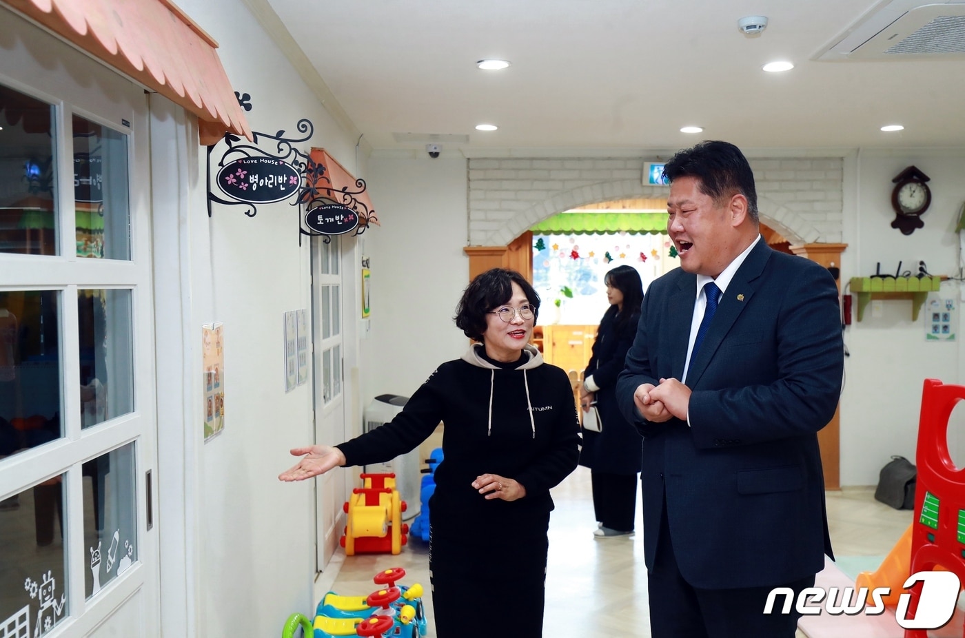 이상호 강원 태백시장(오른쪽)이 최근 새롭게 단장된 신태백어린이집을 찾아 둘러보고 있다. (태백시청 제공) 2023.12.11/뉴스1