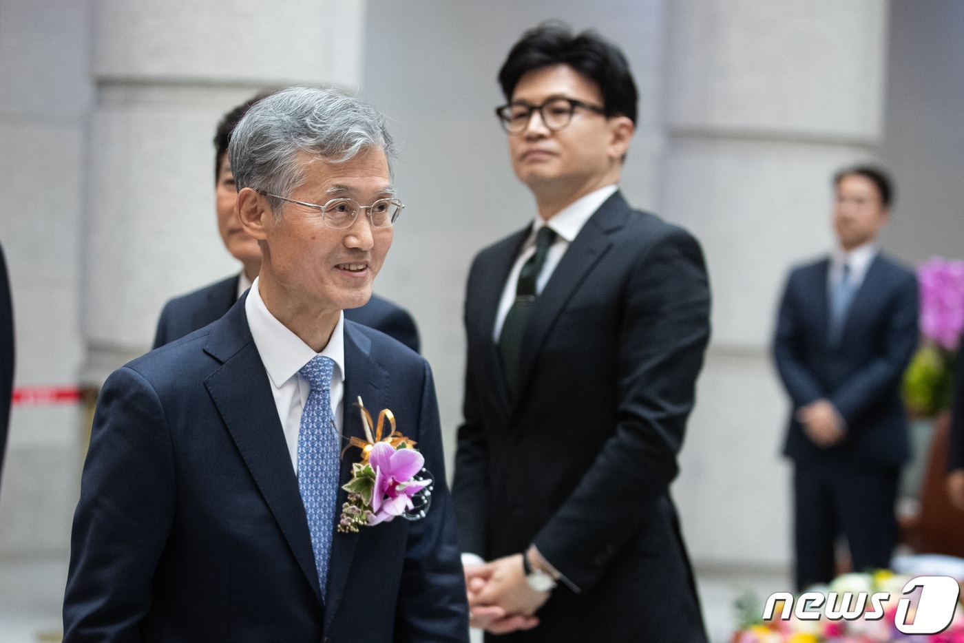 2023년 12월 11일 조희대 대법원장이 서울 서초구 대법원에서 열린 취임식을 마친 후 한동훈 법무부 장관 등 참석자들과 인사를 나누고 있다. 2023.12.11 ⓒ 뉴스1 유승관 기자