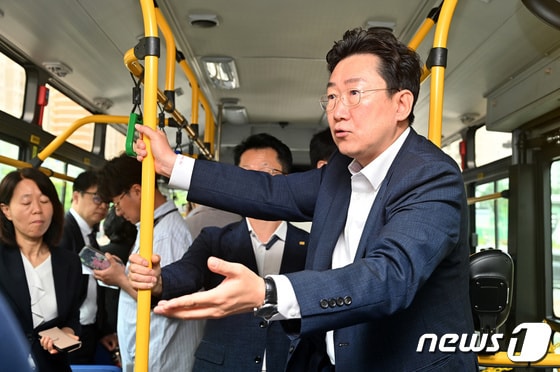 원강수 강원 원주시장이 5월 30일 '혁기버스'(강원 혁신도시~원주기업도시 급행 시내버스 노선)에 탑승해 시승행사를 갖고 있다. (뉴스1 DB)