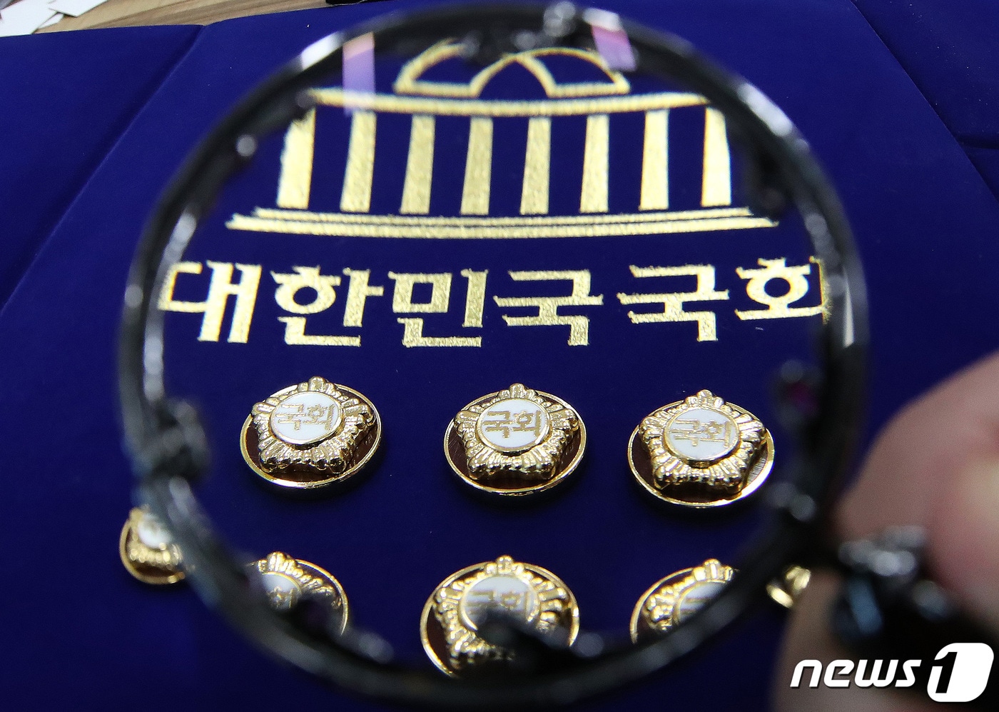 제22대 국회의원 선거(총선) 예비후보자 등록 시작일인 2023년 12월 12일 서울 여의도 국회 사무처에서 한 직원이 국회의원 배지를 정리하고 있다. (사진은 기사 내용과 무관함) 2023.12.12/뉴스1 ⓒ News1 DB