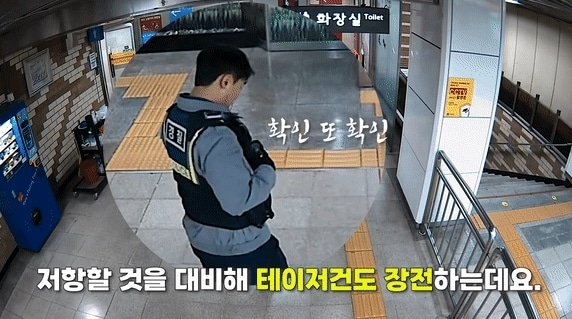 파주의 한 식당 앞에서 60대 점주 B씨의 목을 흉기로 찌르고 달아난 혐의(살인미수)를 받는 30대 A씨를 검거하는 영상이 공개돼 관심을 모으고 있다. 경찰청 유튜브 갈무리