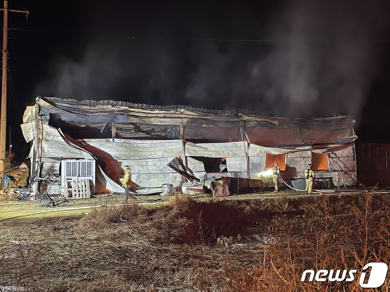 14일 오전 3시21분쯤 경북 안동시 풍천면의 한 창고에서 불이 나 소방당국이 진화작업을 펼치고 있다.&#40;경북소방본부 제공&#41;