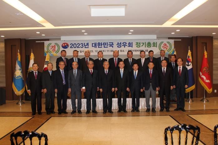 임충빈 신임 성우회장(앞줄 오른쪽 네번째). (성우회 제공)